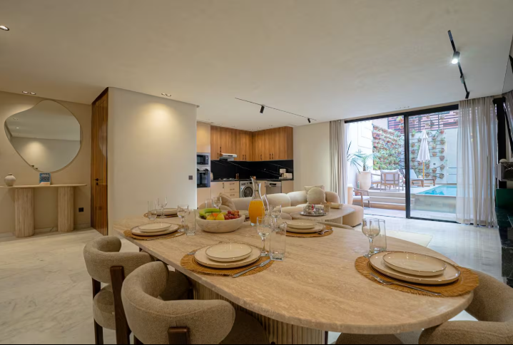 Salon et salle à manger lumineux ouverts sur la terrasse et la piscine privée